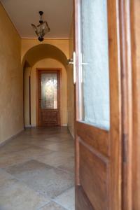 Caiazzocasa di nunzia的通往走廊的开放式门,铺有瓷砖地板