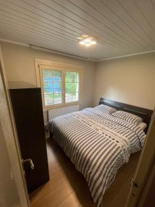 Hechtel-EkselCosy-Cottage的一间卧室设有一张床和一个窗口