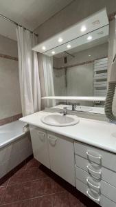 蒂涅T2 spacieux lumineux TIGNES VAL CLARET的浴室配有盥洗盆、镜子和浴缸