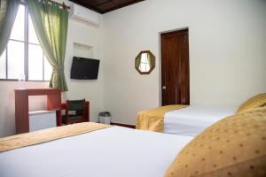 圣萨尔瓦多塞伦娜埃斯卡隆别墅酒店的酒店客房设有两张床和窗户。