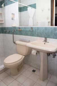 圣萨尔瓦多塞伦娜埃斯卡隆别墅酒店的一间带卫生间和水槽的浴室