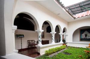 圣萨尔瓦多塞伦娜埃斯卡隆别墅酒店的一座带拱门的房屋的庭院