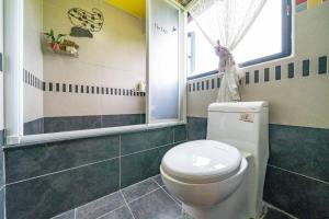 宜兰市兔窩很Chill的一间带卫生间和窗户的浴室