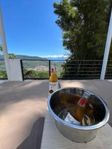 圣希尔Palmar San Gil的阳台上金属碗里放两瓶啤酒