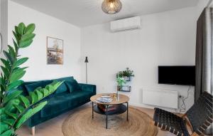 斯劳厄尔瑟Havnehusene, Lejl, 59的客厅配有绿色沙发和桌子