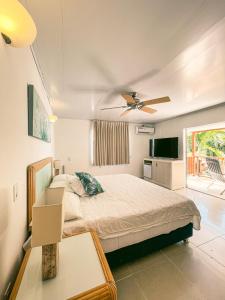 圣安德烈斯可可普拉姆海滩酒店的一间卧室配有一张床和吊扇