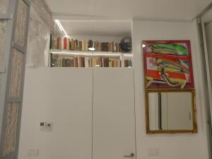 阿维拉San Jose y Maderuelo的一间设有书架和白色橱柜的房间