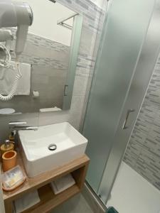 斯培西亚Titi Rooms的浴室设有白色水槽和镜子