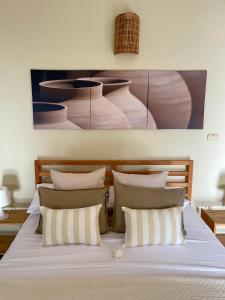 拉斯加勒拉斯21 Palms的一间卧室配有带白色床单和枕头的床。