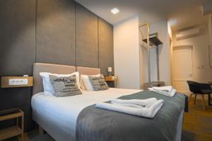 萨拉热窝Heritage Hotel Petrakija的一间卧室配有一张大床和毛巾