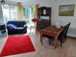 哈伦Kop vd Hondsrug1的客厅配有木桌和红色地毯。