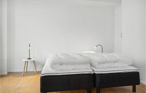 奥胡斯2 Bedroom Lovely Apartment In Aarhus C的床上一堆白色毛巾