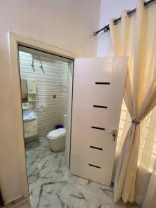 莱基Home Away from Home的浴室设有白色卫生间和淋浴门。