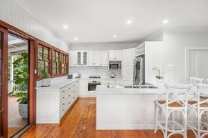 土乌巴Belle Vue Cottage - East Toowoomba的白色的厨房配有白色橱柜和白色台面