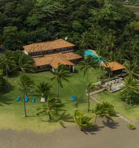 坎布塔尔Hotel Playa Cambutal的享有度假村房屋的空中景致