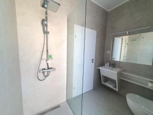 北马马亚-讷沃达里MIANELLY Apartments Mamaia Nord的带淋浴、卫生间和盥洗盆的浴室