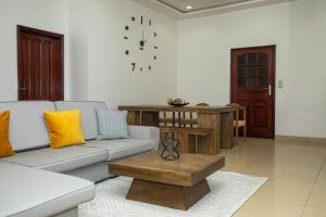 科托努Résidences Inaya的带沙发和咖啡桌的客厅
