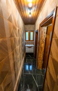 萨潘贾Sapancaminihouse的客房内设有带水槽和卫生间的浴室