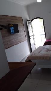 乌巴图巴贝姆比韦尔旅馆的一间卧室设有一张床和一个窗口