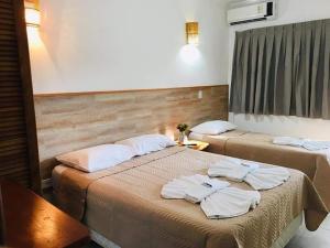 乌巴图巴贝姆比韦尔旅馆的客房内的两张床和毛巾