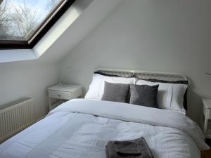 圣奥尔本斯Entire house Jersey farm St Albans的卧室配有白色的床和窗户