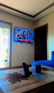 杰迪代Lake House Boulaouane的一间卧室配有一张蓝色的床和一台墙上的电视。