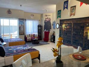 洛杉矶Mario & Harry Potter Loft Universal Studios 10min loft apartment的大型客房设有两张床和书架。