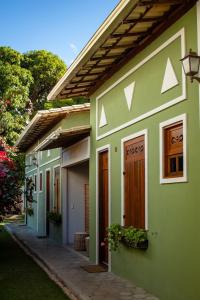 穆库热Villa Santo Antonio - Mucugê的一面有绿色油漆的建筑