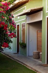 穆库热Villa Santo Antonio - Mucugê的一座绿色建筑,两边有鲜花