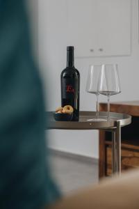 泰尔利齐Santi Medici Apartment的一张桌子上坐着一瓶葡萄酒和一杯