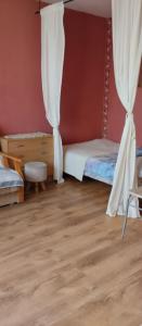 奥尔什丁Apartament z baldachimem i pięknym widokiem Olsztyna的一间卧室设有床和窗帘,铺有木地板