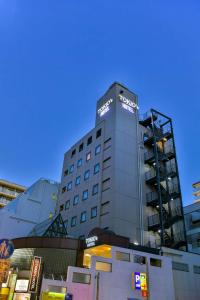 东京TOKIO's HOTEL的上面有标志的建筑