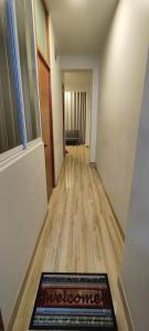 奥克萨潘帕Estancia Familiar的硬木地板上铺着地毯的空走廊