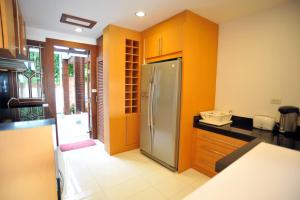 Villa Melitta, Pool, Beach, 360-SeaViews, 6-bed Thai Luxury on Best Location in Samui的厨房或小厨房