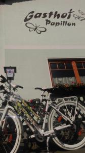Möderbrugg巴比永旅馆的停在大楼前的一群自行车
