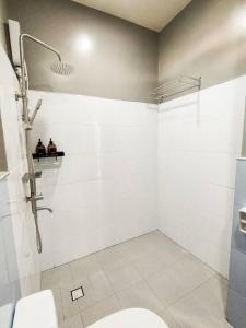 圣胡安Private Townhouse (Serenia Homestay)的白色的浴室设有卫生间和淋浴。