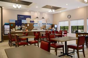 Newton纽顿斯巴达智选假日酒店的一间带桌椅和柜台的餐厅