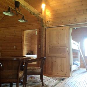 富良野Log Cottage be with nature的小屋内带桌椅的用餐室