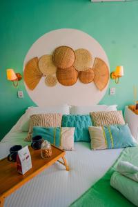 圣保罗Experience 41的一间卧室配有一张带桌子和枕头的床。