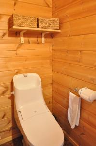 富良野Log Cottage be with nature的木墙浴室设有卫生间