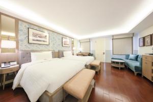 香港大澳文物酒店的酒店客房,设有两张床和一张沙发