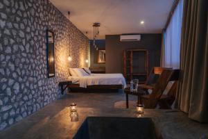 图卢姆BAU Tulum的一间卧室设有一张床和石墙