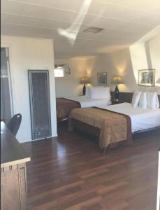 卡什克里克Robbie's Motel的酒店客房 - 带两张床和木地板