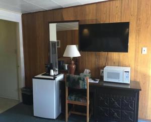 卡什克里克Robbie's Motel的客房设有带微波炉和冰箱的书桌。