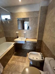 圣米格尔·德·图库玛Garden Point Luxury Apartments的浴室配有盥洗盆、卫生间和浴缸。