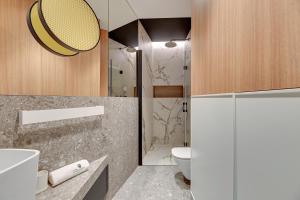 索波特Lion Apartments - Havana Premium Family Stay的浴室配有卫生间、盥洗盆和淋浴。