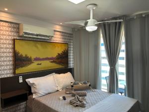 卡贝德卢Flat Beira Mar de Intermares的一间卧室配有一张壁画床