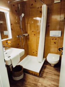 贝尔金Apartment 401的带浴缸、盥洗盆和卫生间的浴室