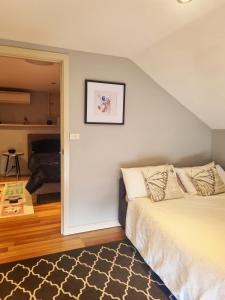 墨尔本Dreamhouse的一间带大床的卧室和一间带卧室的房间