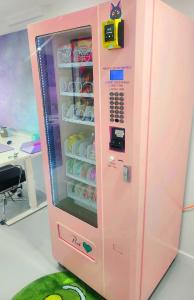 墨尔本Dreamhouse的粉红色自动售货机内有饮料